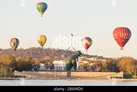 (200312) -- CANBERRA, 12 marzo 2020 (Xinhua) -- palloncini d'aria calda sono visti nel cielo durante l'annuale festival Canberra Balloon Spettacolare a Canberra, Australia, 12 marzo 2020. (Foto Di Liu Changchang/Xinhua) Foto Stock