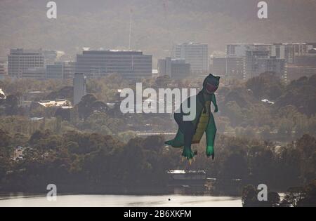 (200312) -- CANBERRA, 12 marzo 2020 (Xinhua) -- una mongolfiera si sposta sopra il lago Burley Griffin durante l'annuale Canberra Balloon Spettacolare festival a Canberra, Australia, 11 marzo 2020. (Foto Di Liu Changchang/Xinhua) Foto Stock