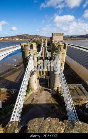 Il ponte sospeso di Thomas Telford a Conwy si vedeva dal lato est del castello di Conwy, Galles Foto Stock