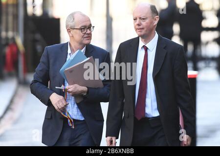 Il Chief Medical Officer per l'Inghilterra Chris Whitty (a destra) e il Chief Scientific Adviser Sir Patrick Vallance (a destra) arrivano a Downing Street, Londra, prima di una riunione del comitato di emergenza del governo Cobra per discutere del coronavirus. Foto Stock