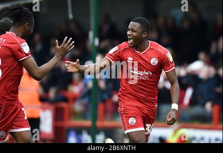 Bez Lubala di Crawley festeggia dopo aver segnato il loro terzo gol durante la partita League Two tra Crawley Town e Oldham Athletic al People's Pension Stadium , Crawley , Regno Unito - 7 marzo 2020 - solo per uso editoriale. Nessun merchandising. Per le immagini di calcio si applicano le restrizioni fa e Premier League inc. Nessun utilizzo di Internet/cellulare senza licenza FAPL - per i dettagli contattare Football Dataco Foto Stock