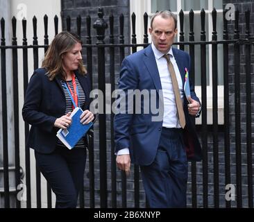 CORREZIONE della didascalia Dominic Raab (a destra) arriva a Downing Street, Londra, in vista di una riunione della commissione d'emergenza del governo Cobra per discutere del coronavirus. Foto Stock