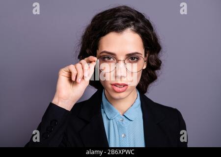 Foto ravvicinata di una simpatica signora affascinante tocco sbalorditivo intorno specifiche focalizzate pensare premuroso rosso rossetto giacca isolato vestita grigio di classe Foto Stock