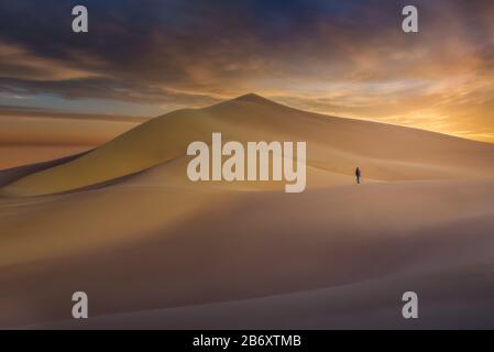 Sunset Over Ibex dune nella Death Valley, CA Foto Stock