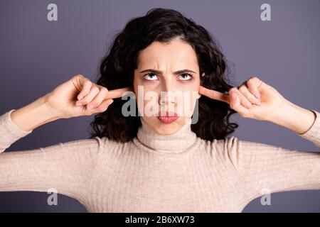 Ritratto primo piano di lei bello-osservare attraente arrabbiato cute arrabbiato overlen grumpy dispiased lady-haired wavy-haired evitando la comunicazione Foto Stock