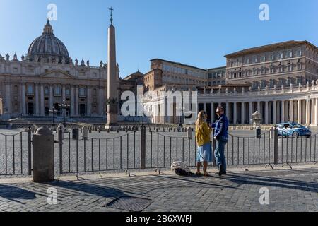 Roma, Italia. 11th Mar, 2020. La città si svuota di turisti e persone, le strade e i luoghi principali della capitale rimangono deserte a causa dell'emergenza sanitaria coronavirus che ha colpito tutta l'Italia a Roma, Italia, l'11 marzo 2020. (Foto Di Gennaro Leonardi/Pacific Press/Sipa Usa) Credit: Sipa Usa/Alamy Live News Foto Stock