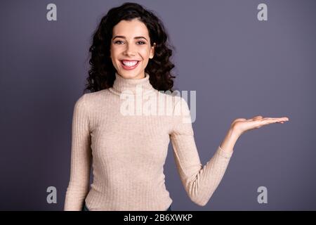 Ritratto di lei bello-osservare attraente grazioso incantevole winsome cute allegro lady wavy-haired tenente invisibile oggetto annuncio isolato Foto Stock