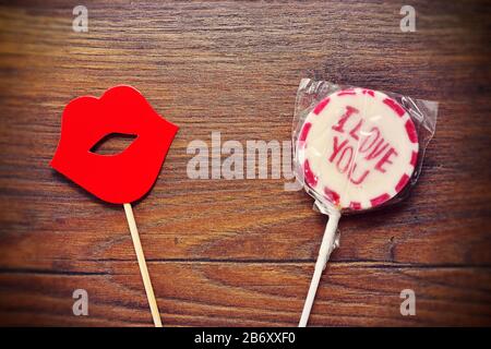 Lolli mit der Aufschrift i love you und rote Lippen, Symbolfoto Valentinstag Foto Stock