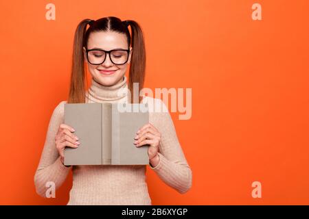 Primo piano foto bella sorprendente lei la sua signora bella hairdo tenere le braccia mani favorito romanzo occhi chiusi volo immaginario pretendere l'usura del personaggio principale Foto Stock