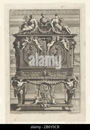 Kabinet met twee deuren Les Cabinets (seriettel) Cabinet with two deurenLes Cabinets (series title) Property Type: Print ornamentent picture numero di serie: 3 / 6Objectnummer: RP-P-1964-4415Catalogusreferentie: ORN Cat II 2072 Iscrizioni / marchi: Annotation, recto bottom left and right, handwritten: 'Gbdrukkers / 5 cents (?) Descrizione: Le porte sono decorate con vasi in pannelli ottagonali. In cima è fiancheggiata l'imperatore busto due vrouwen. Produttore : Designed by Jean Lepautre (listed building) printmaker: Anonymous editor: Peter Schenk (i) (listed building) Produzione Locale: Design of Fr Foto Stock
