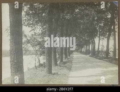 Kalfjeslaan ad Amsterdam Parte dell'album con foto di Amsterdam e omge. Produttore : fotografo: Anonymous place manufacturing: Kalfjeslaan Dating: CA. 1910 - ca. 1930 caratteristiche Fisiche: Gelatina argento materiale di stampa: Carta fotografica Tecnica: Gelatina argento dimensioni di stampa: H 155 mm × W 222 mm Oggetto: Corsia, vicolo dove: Kalfjeslaan Foto Stock