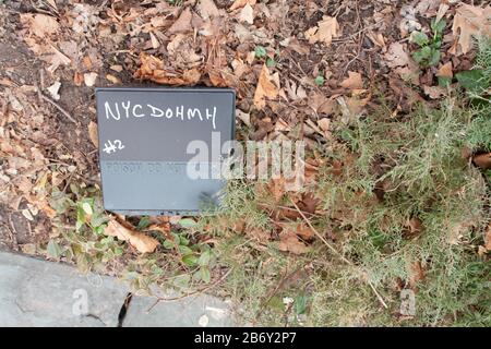 Una trappola di ratto collocata nel parco di Isham dal Dipartimento della Salute di New York City. I ratti sono un problema diffuso a New York Foto Stock