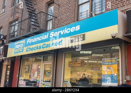 Negozio di fronte a un chiosco Payomatic di cassa a Inwood, Manhattan, New York. Fornisce transazioni finanziarie per persone senza conti bancari. Foto Stock