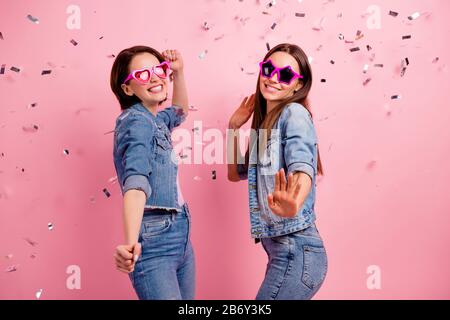 Primo piano profilo laterale foto bella lei sue sorelle Signore festive mani sollevato cantare cantante playlist club celebrare i confetti volare caduta indossare jeans Foto Stock