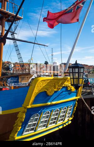 Dettaglio della replica in scala completa della nave Endeavour del Capitano James Cook ora aperto come attrazione e mostra di visitatori ormeggiati a Endeavour Wharf Whitby Foto Stock