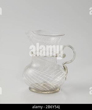 Kan van filigraanglas Kan incontrò ingestoken bodem. Supporto Gladde. Bolvormig lichaam overgaand in een hals met geknepen tuit van helder glas met witte spiraalsgewijs ingesfuse latimo draden. OM de hals ligt een gegolfde draad. C-vormig o. Produttore : glasblazer: AnoniemPlaats fabbricante: Venetië Dating: CA. 1550 - ca. 1700 Kenmerken Fisici: Helder, grijs getint en wit materiale in vetro: Glas Techniek: Glasblazen / filigreinglas dimensioni: H 11,9 cm. × b 11,2 cm. × d 8,9 cm. Foto Stock