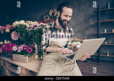 Ritratto del suo bello attraente soddisfare allegro ragazzo positivo cheery godendo di vita stile di vita navigare in rete indossando uniforme al moderno Foto Stock