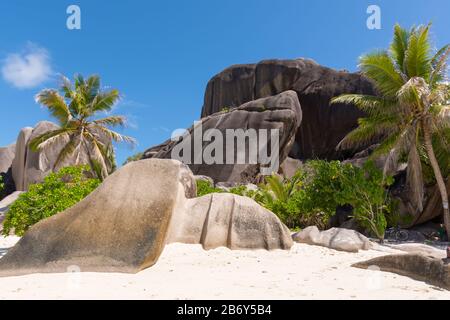 Enormi rocce di granito su Anse Source D'argent, la spiaggia più conosciuta e fotografata dell'isola di la Digue nelle Seychelles. Foto Stock