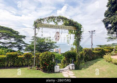 Teahouse inglese e Ristorante, Sabah, Sandakan, Malesia, una popolare attrazione turistica, aperto nel 2002 e costruito nello stile del coloniale britannico Foto Stock