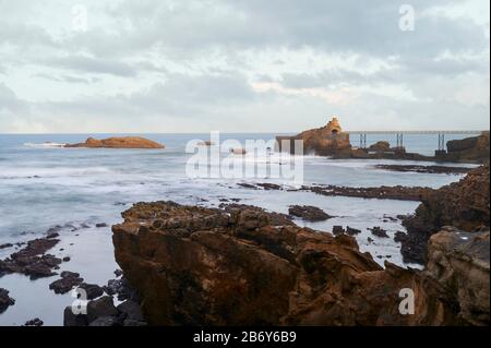 Rocher De La Vierge, Biarritz, Pirenei Atlantici, Aquitania, Francia Foto Stock