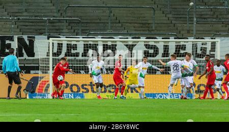 Prima partita della Bundesliga a porte chiuse a causa dell'epidemia di coronavirus, sport, calcio, 2019/2020, Borussia Moenchengladbach vs. 1. FC Koeln 2-1, Stadio Borussia Park, scena della partita, stand visitatori vuoti Foto Stock