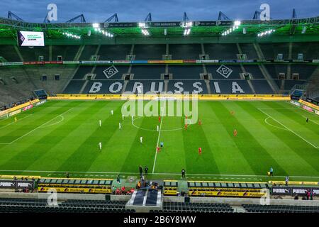 Prima partita della Bundesliga a porte chiuse a causa dell'epidemia di coronavirus, sport, calcio, 2019/2020, Borussia Moenchengladbach vs. 1. FC Koeln 2-1, Stadio Borussia Park, scena della partita, stand visitatori vuoti Foto Stock