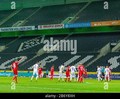 Prima partita della Bundesliga a porte chiuse a causa dell'epidemia di coronavirus, sport, calcio, 2019/2020, Borussia Moenchengladbach vs. 1. FC Koeln 2-1, Stadio Borussia Park, scena della partita, stand visitatori vuoti Foto Stock