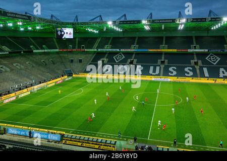 Prima partita della Bundesliga a porte chiuse a causa dell'epidemia di coronavirus, sport, calcio, 2019/2020, Borussia Moenchengladbach vs. 1. FC Koeln 2-1, Stadio Borussia Park, scena della partita, stand visitatori vuoti Foto Stock