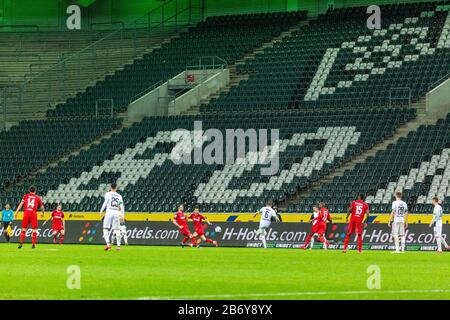 Prima partita della Bundesliga a porte chiuse a causa dell'epidemia di coronavirus, sport, calcio, 2019/2020, Borussia Moenchengladbach vs. 1. FC Koeln 2-1, Stadio Borussia Park, scena della partita, stand visitatori vuoti Foto Stock