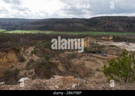 Vista panoramica sulla cava abbandonata durante il giorno coperto Foto Stock