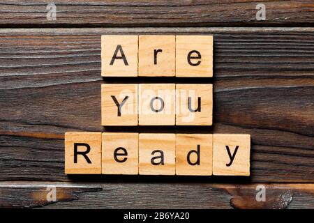 Sei pronto parola scritta sul blocco di legno. Sei pronto testo sul tavolo, concetto. Foto Stock