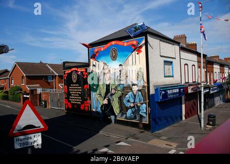 Wandbild/ murale, das an den Buergerkrieg erinnert und eine Miliz mit dem Namen "UVF, Ulster volontari" ehrt, im protestantischen Teil Belfasts, gambo Foto Stock