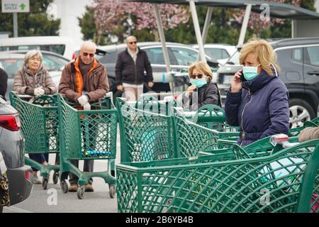 Effetti pandemici del coronavirus: Lunga coda per entrare nel supermercato per lo shopping della drogheria. Milano, Italia - Marzo 2020 Foto Stock