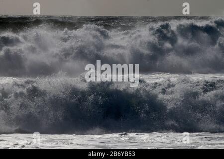 In Wellen, Belgium.Wellen am Nordstrand von nazare, Portogallo. Foto Stock