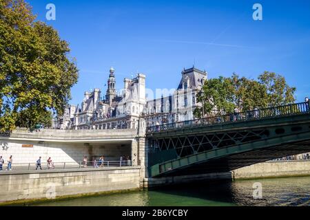 Parigi/FRANCIA - 24 settembre 2017 : Hotel de Ville vista sul Municipio dalla Senna Foto Stock