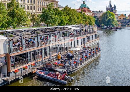 Imbarcazione da diporto sul fiume Moldava a Praga, Repubblica Ceca. Foto Stock