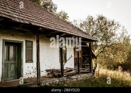 Vista vintage di una vecchia casa in campagna con porte in legno, finestre e travi Foto Stock