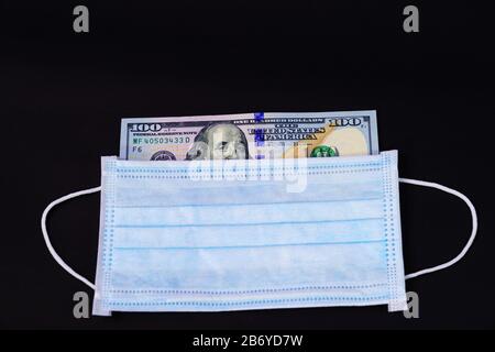 Denaro negli Stati Uniti Dichiarato Di America USD e maschera guardia chirurgica auricolare viso per il medico, la gente Prende cura della salute e proteggere la malattia di coronavirus COV Foto Stock