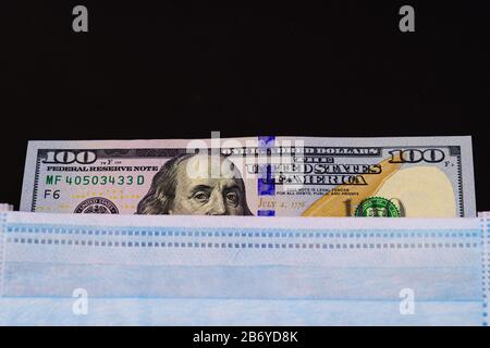 Denaro negli Stati Uniti Dichiarato Di America USD e maschera guardia chirurgica auricolare viso per il medico, la gente Prende cura della salute e proteggere la malattia di coronavirus COV Foto Stock