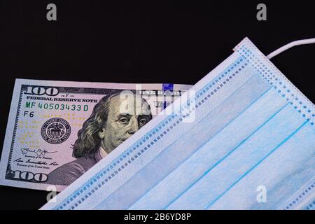 Denaro negli Stati Uniti Dichiarato Di America USD e maschera guardia chirurgica auricolare viso per il medico, la gente Prende cura della salute e proteggere la malattia di coronavirus COV Foto Stock