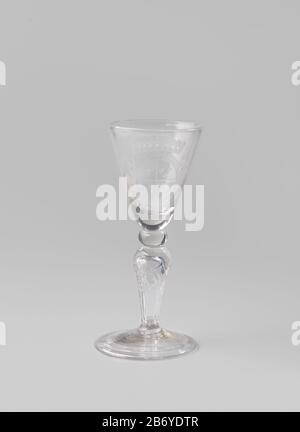 Kelkglas ha incontrato gekroond wapen van de familie Versege Konische voet. Zeshoekige in vorm geblazen stam met een knop en met diamantpatroon op de schouder. Trechtervormige kelk incontrato afgeronde onderzijde. Op de kelk, in een rond schild omgeven door een cartouche, het gekroonde wapen van de Zutphense familie Versege. Produttore : glasblazer: Anoniemglasgraveur: AnoniemPlats fabbricante: Glasblazer: Frankrijk (mogelijk)glasgraveur: Noordelijke Nederlanden dating: CA. 1725 - ca. 1750 kenmerken Fisici: Helder, kleurloos glas met radgravure Materiale: Glas Techniek: Radgravure / glasblazen dimensioni Foto Stock
