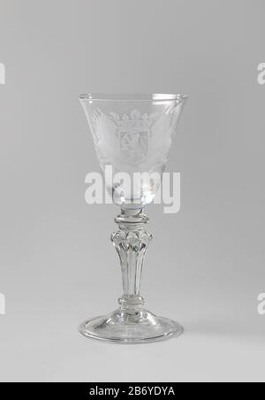 Gewelfde voet ha incontrato omgeslagen rand. Achthoekige in vorm geblazen stam. Conische kelk met afgeronde bodem. Op de kelk het gekroonde wapen van de Republiek der Zeven Verenigde Provinciën op oortlogs trofeën. Produttore : glasblazer: Anoniemglasgraveur: AnoniemPlats fabbricante: Glasblazer: Engelandglasgraveur: Noordelijke Nederlanden dating: CA. 1725 - ca. 1750 kenmerken Fisici: Helder, kleurloos glas met radgravure Materiale: Glas Techniek: Radgravure / glasblazen dimensioni: H 18,7 cm. × d 8,7 cm. Foto Stock