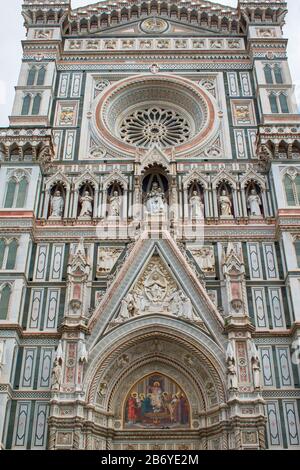 FIRENZE ITALIA FACCIATA MODERNA SOPRA LE PORTE PRINCIPALI O INGRESSO AL DUOMO LA CATTEDRALE DI FIRENZE Foto Stock