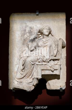 Rilievo marmoreo greco di Demeter, IV secolo a.C. Museo Archeologico di Istanbul, Turchia. Foto Stock