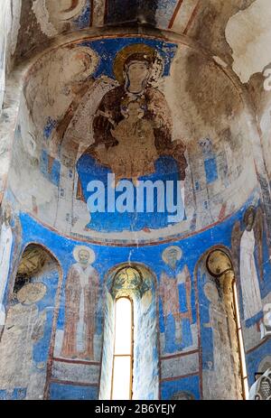 All'interno della chiesa di San Nicola nel monastero ortodosso georgiano Kintsvisi, nella regione di Shida Kartli, Georgia Foto Stock