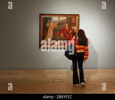 Un appassionato d'arte guarda l'olio su tela che dipinge La Cage Dorata (1900-19) dell'artista Evelyn De Morgan (1855-1919), alla mostra Enchanted Interior alla Guildhall Art Gallery di Londra, che ospita opere di Pre-Raphaelites Edward Burne-Jones, Dante Gabriel Rosetti ed Evelyn Morgan. Foto Stock