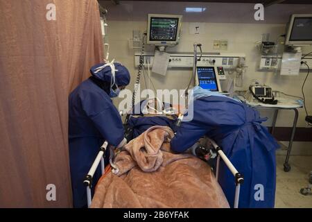 Teheran, Iran. 12th Mar, 2020. Il personale medico iraniano che indossa un equipaggiamento protettivo si prende cura di un paziente iraniano infetto con coronavirus (Covid-19) in una sezione di quarantena dell'ospedale di Rassolakram a Teheran occidentale dopo lo scoppio di Covid-19 in Iran l'11 marzo 2020. Foto di Morteza Nikoubazl/UPI Credit: UPI/Alamy Live News Foto Stock