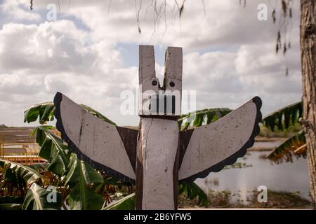 Totem Miccosukee in uno scenario di zone umide in Everglades, Florida, nel mezzo della riserva Miccosukee dell'India americana. Foto Stock