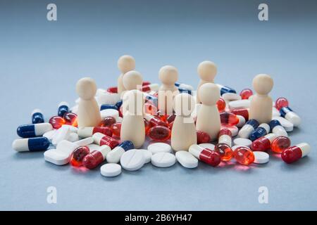 Un concetto di abuso e abuso di pillole, compresse e farmaci come antibiotici, paracetamolo e antidolorifici che consentono farmaci resistenti agli antibiotici Foto Stock