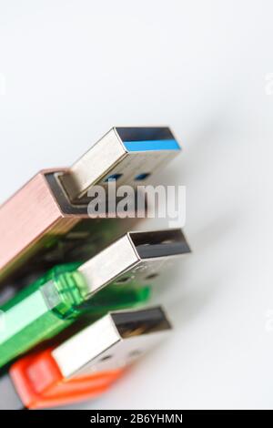 Vista dettagliata di un'unità flash USB nera con connettore blu argento. Foto su sfondo bianco con spazio per il testo. Foto Stock